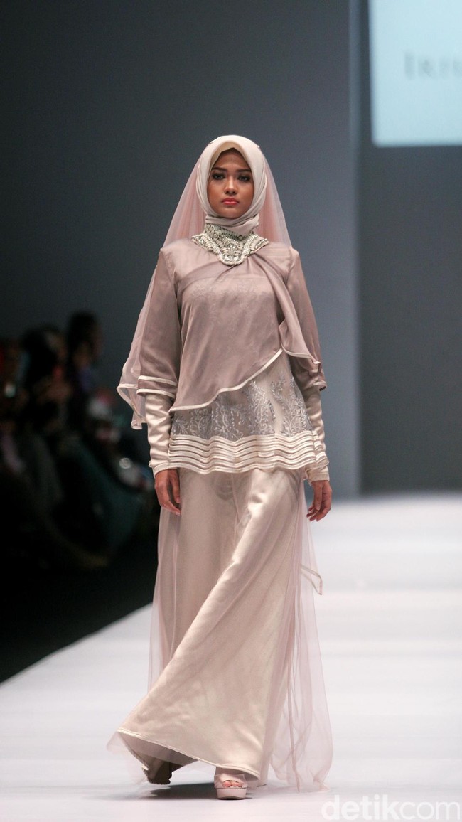 Koleksi Irna Laperle by Irna Mutiara yang bertajuk Ibun Sawarga di Jakarta Fashion Week 2017. senayan City. Jakarta. [Foto: Mohammad Abduh/Wolipop]