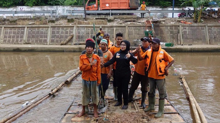 Turun ke Kali Kwitang, Sylviana Nostalgia dan Pose Bareng Pasukan Oranye