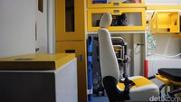Kapasitasnya yang besar membuat van milik Mercedes-Benz, Sprinter tak hanya berfungsi sebagai pengantar orang dari satu tempat ke tempat lain. Jika di Eropa misalnya, van ini dijadikan ambulans.