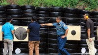 Mengecek hasil bidikan.