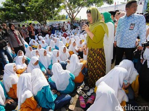Menteri Susi dan Ribuan Santri di Jombang Pecahkan Rekor MURI Makan Ikan Bareng