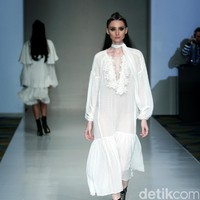 Barli Asmara memeragakan koleksi terbarunya di IPMI Trend Show 2017. The Hall Lt.8 Senayan City.Jakarta. [Foto: Mohammad Abduh/Wolipop]