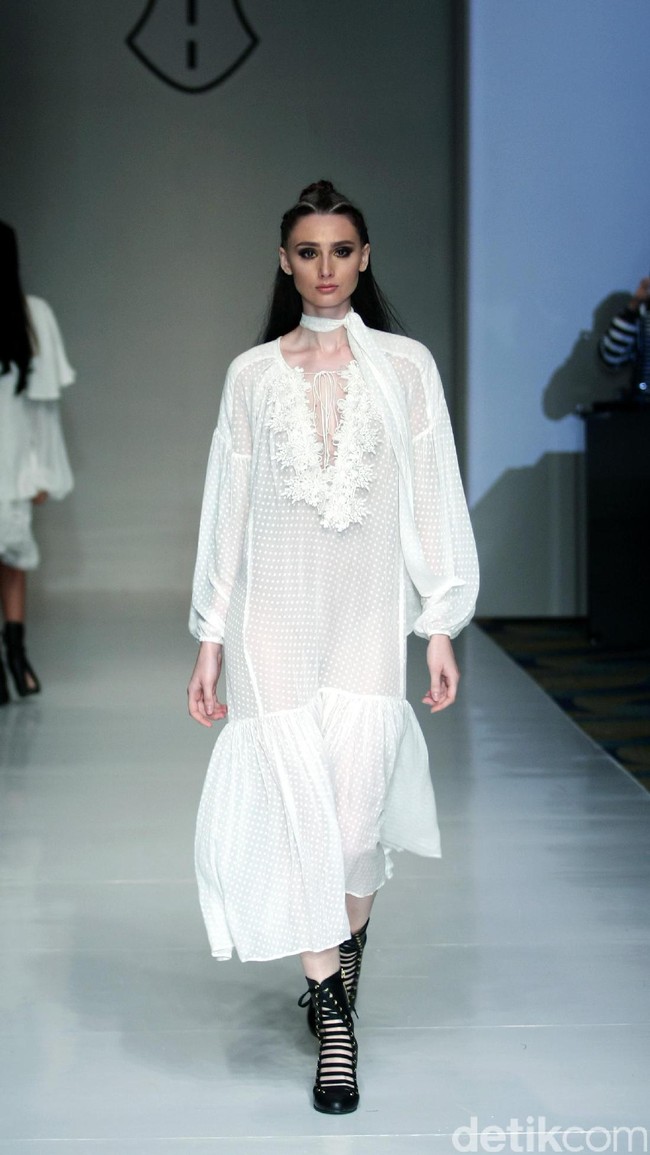 Barli Asmara memeragakan koleksi terbarunya di IPMI Trend Show 2017. The Hall Lt.8 Senayan City.Jakarta. [Foto: Mohammad Abduh/Wolipop]
