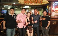 Kami berpose bersama Hooters Girl seusai menyelesaikan tantangan (Wahyu/detikTravel)
