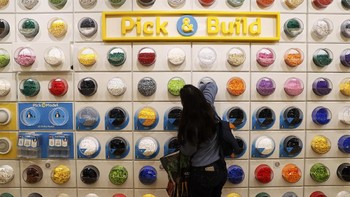 Di sini pengunjung bisa berkreasi dengan kepingan-kepingan lego. Foto: Reuters/Stefan Wermuth