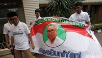 Sejumlah orang yang menamakan diri mereka relawan kriminalisasi datang untuk mendukung Buni Yani.