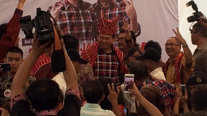 Beri Dukungan, Warga Karo Asal Cililitan Pakaikan Baju Adat ke Ahok