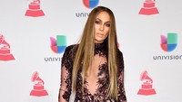 Ia terlihat seksi dengan jumpsuit merah. Ethan Miller/Getty Images/detikFoto.
