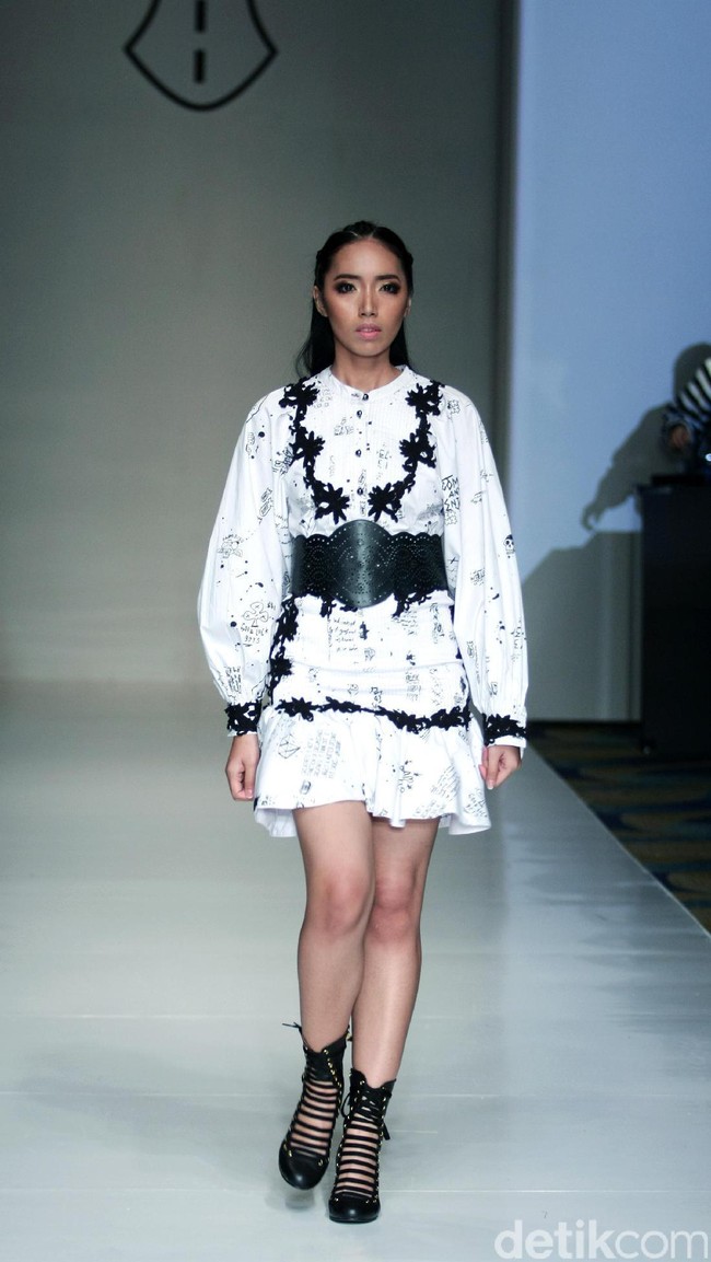 Barli Asmara memeragakan koleksi terbarunya di IPMI Trend Show 2017. The Hall Lt.8 Senayan City.Jakarta. [Foto: Mohammad Abduh/Wolipop]