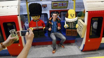 Di sini juga ada spot lucu untuk berfoto dengan karakter-karakter khas London. Foto: Reuters/Stefan Wermuth