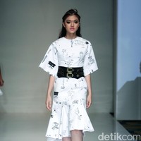 Barli Asmara memeragakan koleksi terbarunya di IPMI Trend Show 2017. The Hall Lt.8 Senayan City.Jakarta. [Foto: Mohammad Abduh/Wolipop]