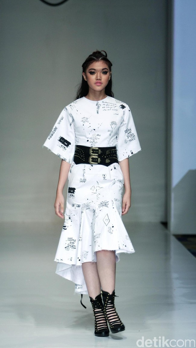 Barli Asmara memeragakan koleksi terbarunya di IPMI Trend Show 2017. The Hall Lt.8 Senayan City.Jakarta. [Foto: Mohammad Abduh/Wolipop]