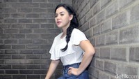 Pose Vicky saat bergaya di depan kamera. Pool/Noel/detikFoto.