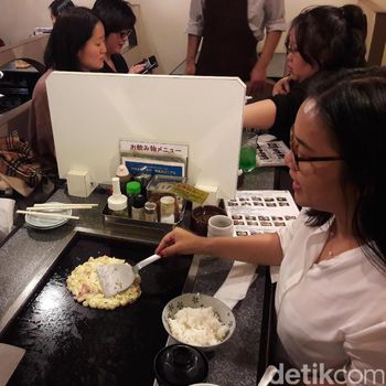 Liburan ke Jepang, Jangan Lupa Coba Buat Okonomiyaki Sendiri di Restoran Ini