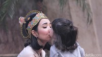 Gempi pun ditenangkan oleh Gisel. Pool/Ismail/detikFoto.