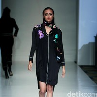 Barli Asmara memeragakan koleksi terbarunya di IPMI Trend Show 2017. The Hall Lt.8 Senayan City.Jakarta. [Foto: Mohammad Abduh/Wolipop]