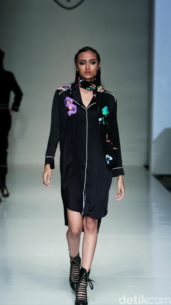 Barli Asmara memeragakan koleksi terbarunya di IPMI Trend Show 2017. The Hall Lt.8 Senayan City.Jakarta. [Foto: Mohammad Abduh/Wolipop]