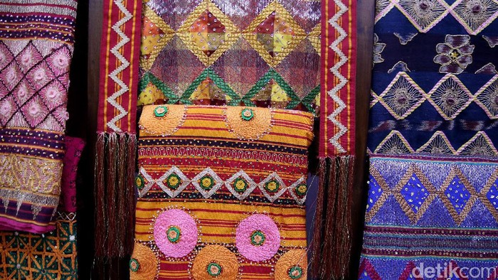 Para perajin menenun kain tapis dan sulam usus di Rahayu Gallery, Bandar Lampung. Kain khas Lampung tersebut dijual dari Rp5 juta hingga Rp 15juta tergantung motif dan kesulitan pembuatan. Pemilik galeri pun ikut meraup untung selain ikut melestarikan tradisi dan kekayaan tekstil Lampung.