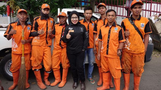 Turun ke Kali Kwitang, Sylviana Nostalgia dan Pose Bareng Pasukan Oranye