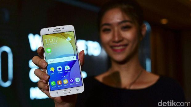 Trio Samsung Galaxy J Prime Resmi Melenggang