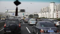 Meski memiliki jumlah kendaraan bermotor melebihi 2 juta unit kemacetan di Kota Suzhou pada saat jam sibuk tidak terlalu parah seperti Jakarta.