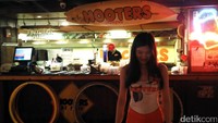 Para Gadis Hooters memang dikenal berparas cantik dan bertubuh ideal. Selama bekerja melayani para traveler, mereka akan menggunakan seragam kebesaran mereka, yaitu tanktop berlogo Hooters warna putih dipadukan dengan celana hotpants berwarna orange (Wahyu/detikTravel)