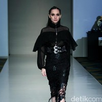 Barli Asmara memeragakan koleksi terbarunya di IPMI Trend Show 2017. The Hall Lt.8 Senayan City.Jakarta. [Foto: Mohammad Abduh/Wolipop]