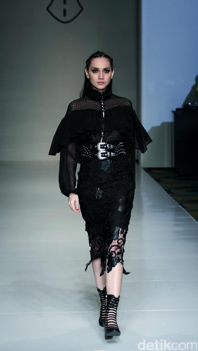 Barli Asmara memeragakan koleksi terbarunya di IPMI Trend Show 2017. The Hall Lt.8 Senayan City.Jakarta. [Foto: Mohammad Abduh/Wolipop]