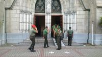 Prajurit TNI dan warga mulai berdatangan ke Gereja Katedral.