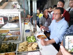 Asal-muasal Foto Anies Makan di Warteg yang Kini Jadi Meme