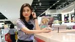 Belanja Dilayani Amanda Rigby Si Kasir Cantik, Siapa yang Nolak?
