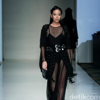 Barli Asmara memeragakan koleksi terbarunya di IPMI Trend Show 2017. The Hall Lt.8 Senayan City.Jakarta. [Foto: Mohammad Abduh/Wolipop]