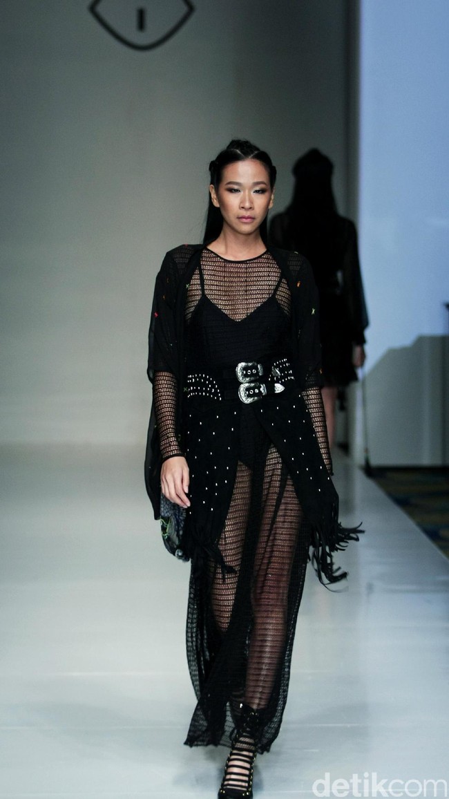 Barli Asmara memeragakan koleksi terbarunya di IPMI Trend Show 2017. The Hall Lt.8 Senayan City.Jakarta. [Foto: Mohammad Abduh/Wolipop]