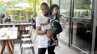 Marcell Siahaan bersama sang buah hati, Seth Ananda Siahaan saat ditemui di kawasan Menteng, Jakarta Pusat pada Kamis (17/11/2016). Pool/Noel/detikFoto.