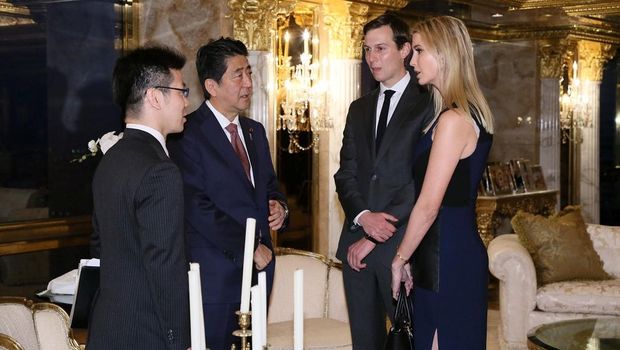 Ivanka Trump dan suaminya Jared Kushner saat menemui PM Jepang di Trump Tower
