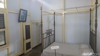 Salah satu ruangan di dalam rumah ini adalah kamar tidur Soekarno dan Inggit Ganarsih. Kamarnya tidak terlalu besar tapi tampak nyaman (Fitraya/detikTravel)
