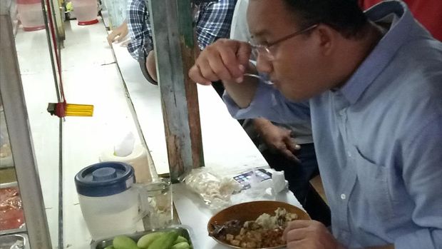 Lapar Saat Kampanye, Anies Baswedan Mampir Makan di Warteg