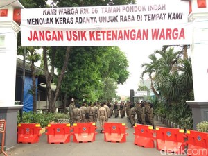 Rumah Pribadi Risma Jadi Sasaran Demo Buruh, Tetangga Ngamuk