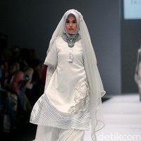 Koleksi Irna Laperle by Irna Mutiara yang bertajuk Ibun Sawarga di Jakarta Fashion Week 2017. senayan City. Jakarta. [Foto: Mohammad Abduh/Wolipop]