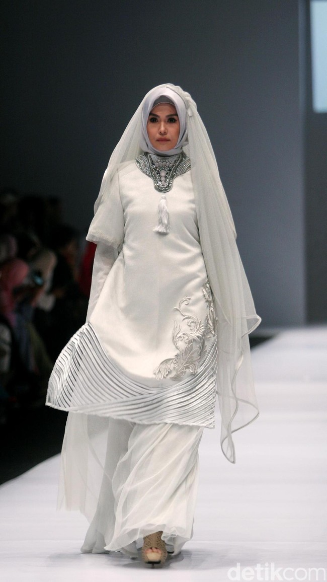Koleksi Irna Laperle by Irna Mutiara yang bertajuk Ibun Sawarga di Jakarta Fashion Week 2017. senayan City. Jakarta. [Foto: Mohammad Abduh/Wolipop]