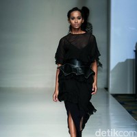 Barli Asmara memeragakan koleksi terbarunya di IPMI Trend Show 2017. The Hall Lt.8 Senayan City.Jakarta. [Foto: Mohammad Abduh/Wolipop]