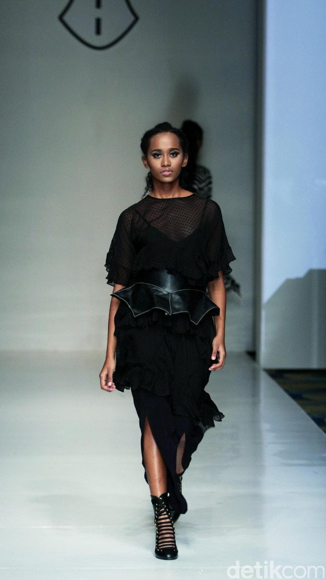 Barli Asmara memeragakan koleksi terbarunya di IPMI Trend Show 2017. The Hall Lt.8 Senayan City.Jakarta. [Foto: Mohammad Abduh/Wolipop]