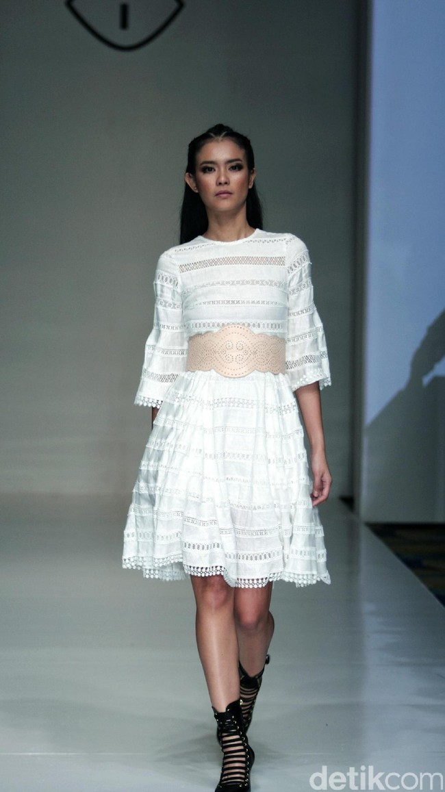 Barli Asmara memeragakan koleksi terbarunya di IPMI Trend Show 2017. The Hall Lt.8 Senayan City.Jakarta. [Foto: Mohammad Abduh/Wolipop]