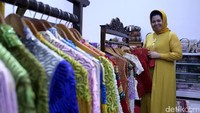 Pemilik Rahayu Gallery, Siti Rahayu di depan koleksi kain tapisnya.