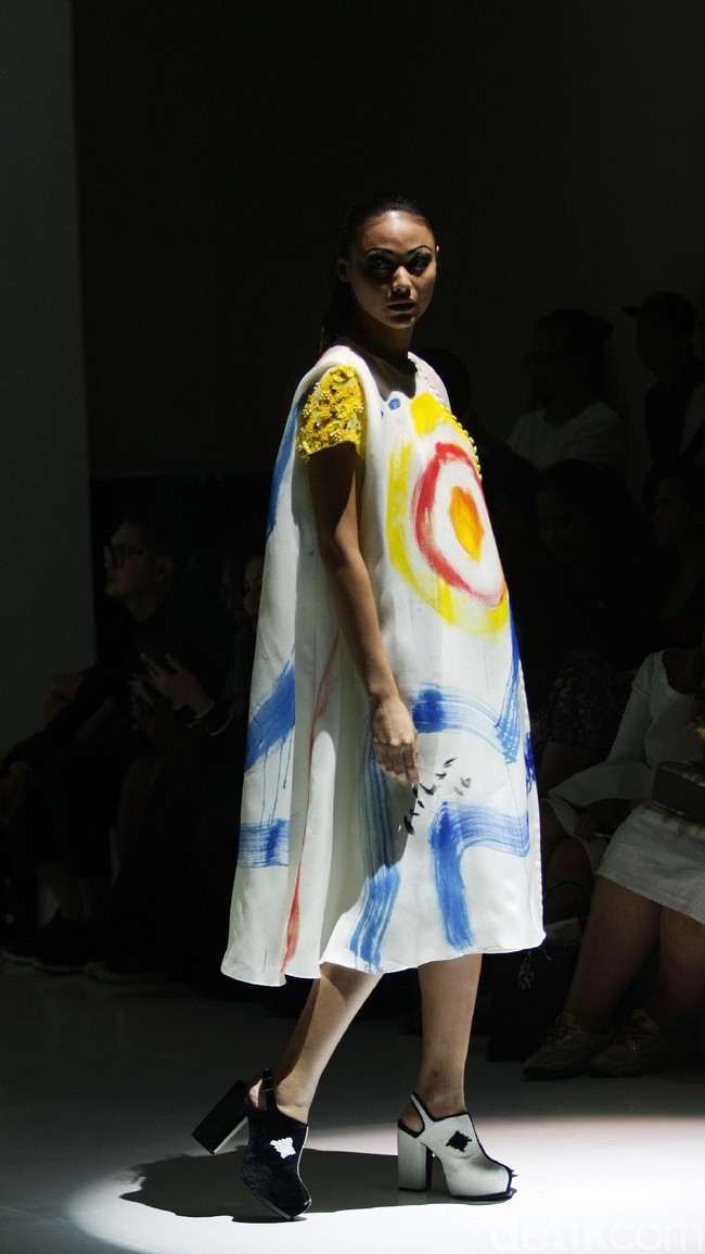 Koleksi Mel Ahyar mengkangkat tema Kini Abadi di IPMI Trend Show 2017. The Hall Lt.8 Senayan City. Jakarta. [Foto: Mohammad Abduh/Wolipop]