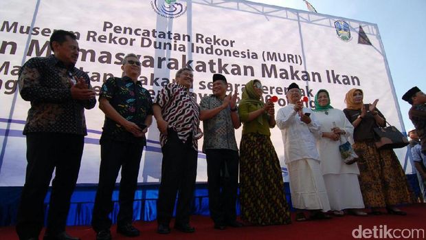 Menteri Susi dan Ribuan Santri di Jombang Pecahkan Rekor MURI Makan Ikan Bareng