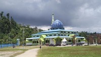 Cukup berjalan kaki selama kurang lebih 15 menit dari Pantai WTC, traveler sudah sampai di masjid ini. Lokasinya berada persis di sebelah Gedung DPRD Kabupaten Raja Ampat (Wahyu/detikTravel)