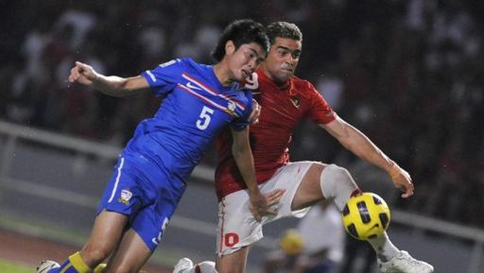 Indonesias Cristian Gonzales (R) attempts for a goal against Thailands Suttinun Phukhom (L) during their AFF Suzuki Cup 2010 group A football match in Jakarta on December 7, 2010. Indonesia won 2-1 against Thailand. AFP PHOTO / ROMEO GACAD / AFP PHOTO / ROMEO GACAD