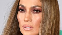 Detail makeup dengan lipstik pucat yang digunakan oleh penyanyi berusia 47 tahun itu. Ethan Miller/Getty Images/detikFoto.
