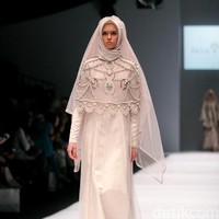 Koleksi Irna Laperle by Irna Mutiara yang bertajuk Ibun Sawarga di Jakarta Fashion Week 2017. senayan City. Jakarta. [Foto: Mohammad Abduh/Wolipop]